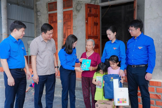 T.Ư Đoàn thăm, tặng quà thanh thiếu nhi Hà Tĩnh chịu thiệt hại bão số 10- Ảnh 4.