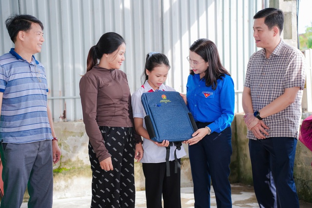 T.Ư Đoàn thăm, tặng quà thanh thiếu nhi Hà Tĩnh chịu thiệt hại bão số 10- Ảnh 3.
