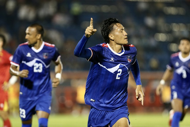 Người đang đối đầu với &ocirc;ng Kim Sang-sik c&oacute; sự nghiệp li k&igrave; cỡ n&agrave;o: 'Những h&agrave;nh tr&igrave;nh đi&ecirc;n rồ'- Ảnh 2.