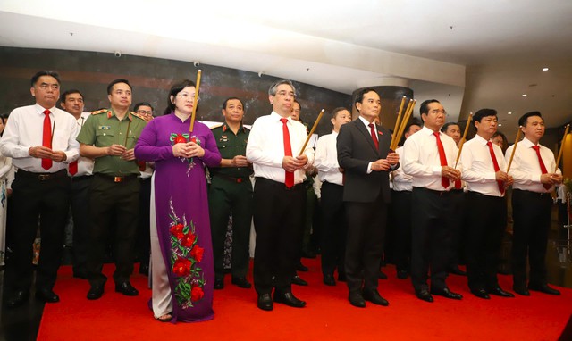 Đoàn đại biểu dự Đại hội Đảng bộ TP.HCM trải nghiệm metro, dâng hương Vua Hùng- Ảnh 3.