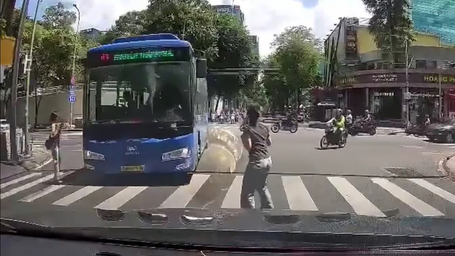 Phẫn nộ xe buýt cố vượt đèn đỏ, suýt tô…