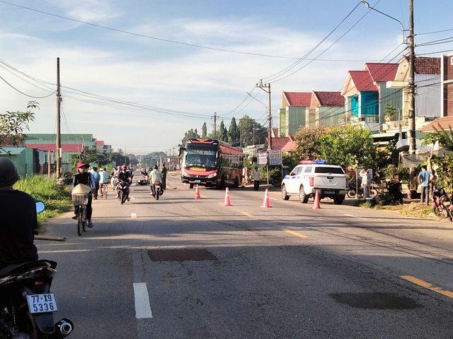 Xe giường nằm va chạm xe máy, 2 người chết, 3 phương tiện hư hỏng - Ảnh 1.