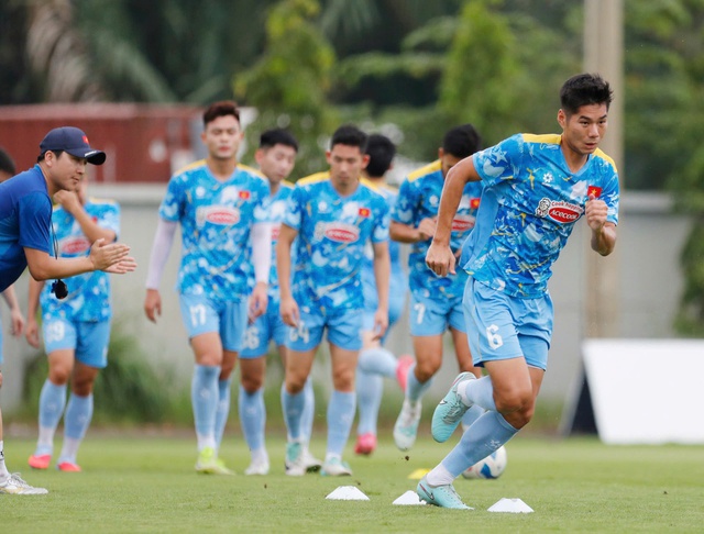 Buổi tập đội tuyển Việt Nam lại bất an, vẫn thiếu vắng Bùi Tiến Dũng: Ai thay đấu Nepal?- Ảnh 4.