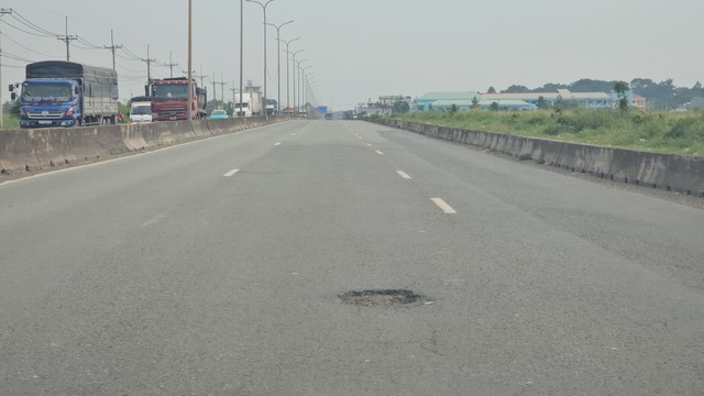 Ổ gà trên quốc lộ 51 là nỗi ám ảnh của tài xế - Ảnh 5.