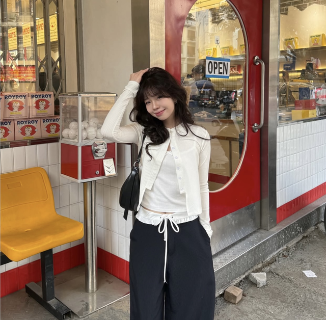 Áo khoác mỏng 'bí quyết' cho những ngày thu gió nhẹ - Ảnh 4.