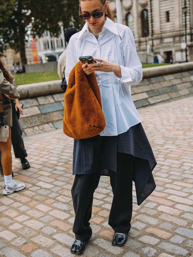 Váy mặc ngoài quần, cuộc chơi layering đầy ngẫu hứng mùa thu 2025 - Ảnh 3.