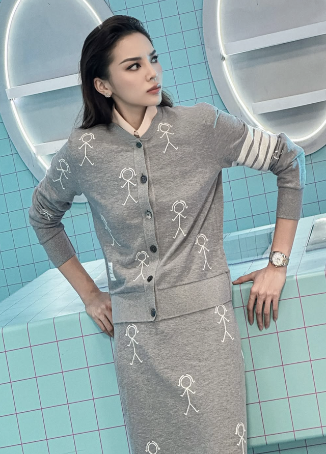 Chỉ cần áo cardigan, nàng đã có phong cách riêng đầy cuốn hút- Ảnh 9. Chỉ cần áo cardigan, nàng đã có phong cách riêng đầy cuốn hút- Ảnh 9.