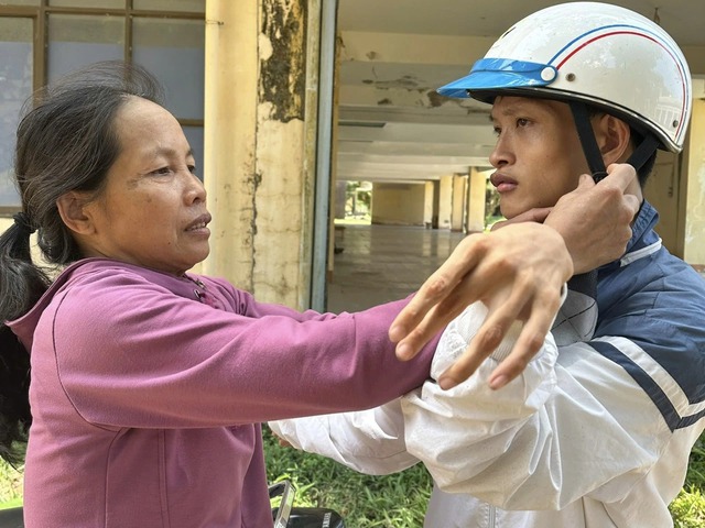 Hành trình 13 năm của chàng trai viết chữ bằng chân và tình yêu của mẹ - Ảnh 1. Hành trình 13 năm của chàng trai viết chữ bằng chân và tình yêu của mẹ - Ảnh 1.