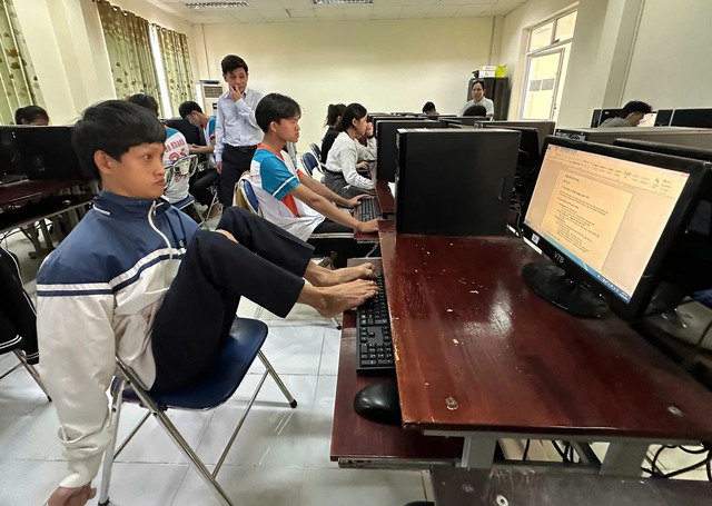 Hành trình 13 năm của chàng trai viết chữ bằng chân và tình yêu của mẹ - Ảnh 4. Hành trình 13 năm của chàng trai viết chữ bằng chân và tình yêu của mẹ - Ảnh 4.