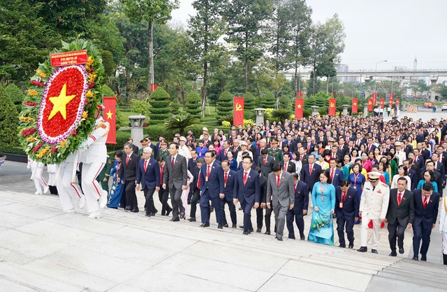 Đoàn đại biểu dự Đại hội Đảng bộ TP.HCM dâng hương tưởng nhớ anh hùng liệt sĩ- Ảnh 2.