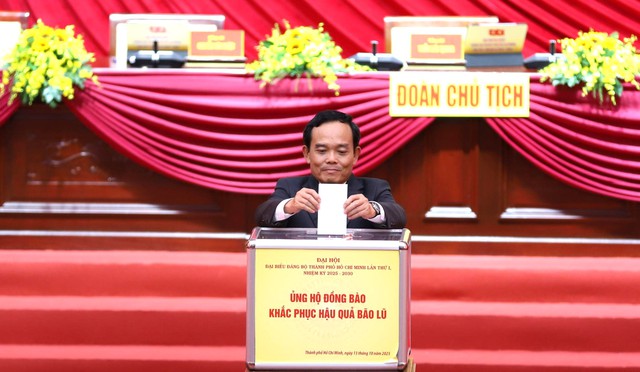 Đại biểu dự Đại hội Đảng bộ TP.HCM ủng hộ đồng bào bị thiệt hại mưa lũ - Ảnh 1.