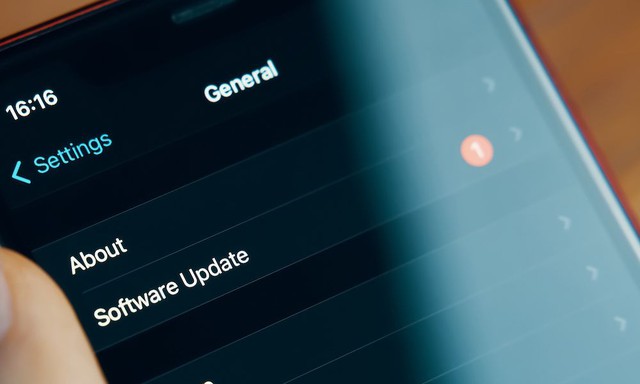 Apple sắp tung bản v&aacute; iOS 26.0.2 để 'cứu nguy' người d&ugrave;ng iPhone - Ảnh 1.