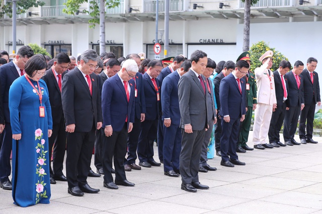 Đoàn đại biểu dự Đại hội Đảng bộ TP.HCM dâng hương tưởng nhớ anh hùng liệt sĩ- Ảnh 6.