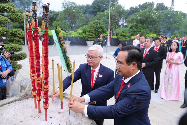 Đoàn đại biểu dự Đại hội Đảng bộ TP.HCM dâng hương tưởng nhớ anh hùng liệt sĩ- Ảnh 4.