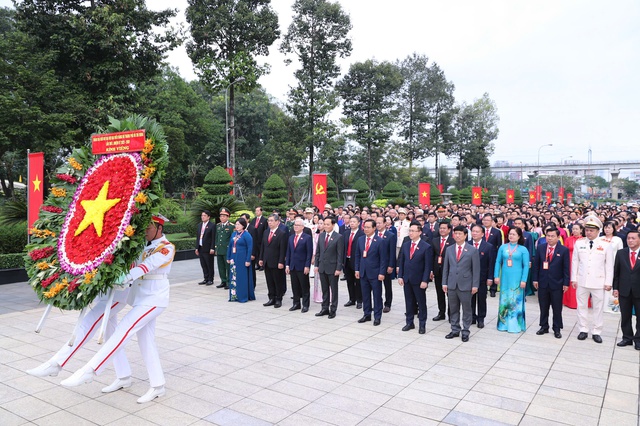 Đoàn đại biểu dự Đại hội Đảng bộ TP.HCM dâng hương tưởng nhớ anh hùng liệt sĩ- Ảnh 1.