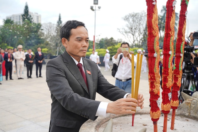 Đoàn đại biểu dự Đại hội Đảng bộ TP.HCM dâng hương tưởng nhớ anh hùng liệt sĩ- Ảnh 3.