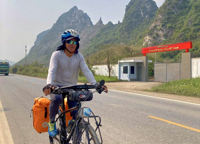 Ông giáo về hưu đạp xe 50 km / ngày: Cảm hứng thể thao cho người già - Ảnh 1. Ông giáo về hưu đạp xe 50 km / ngày: Cảm hứng thể thao cho người già - Ảnh 1.