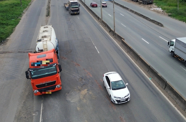 Ổ gà trên quốc lộ 51 là nỗi ám ảnh của tài xế - Ảnh 4.