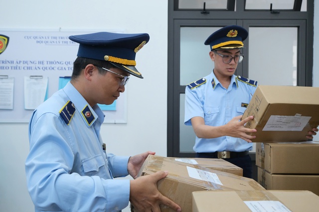 Lâm Đồng tạm giữ 20 ngàn sản phẩm sơn móng tay nhập lậu không rõ nguồn gốc - Ảnh 2. Lâm Đồng tạm giữ 20 ngàn sản phẩm sơn móng tay nhập lậu không rõ nguồn gốc - Ảnh 2.