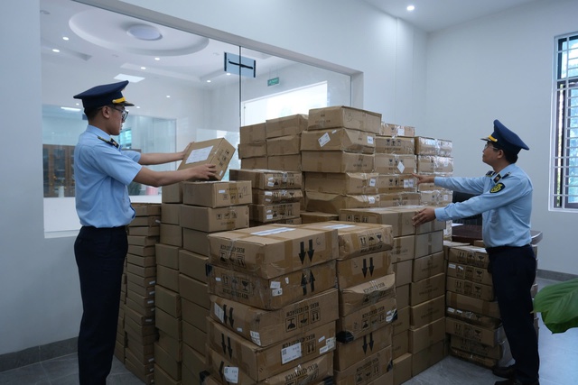 Lâm Đồng tạm giữ 20 ngàn sản phẩm sơn móng tay nhập lậu không rõ nguồn gốc - Ảnh 1. Lâm Đồng tạm giữ 20 ngàn sản phẩm sơn móng tay nhập lậu không rõ nguồn gốc - Ảnh 1.