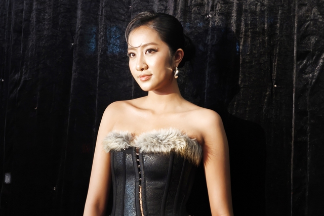 Vẻ ngo&agrave;i kh&aacute;c lạ của Hoa hậu Việt Nam sau 3 th&aacute;ng đăng quang  - Ảnh 1.