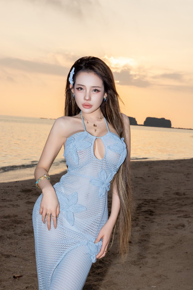 Ngân 98 thường xuyên đăng tải những hình ảnh táo bạo trên mạng xã hội. Nhiều người ngán ngẩm trước phong cách ăn mặc của cô. Ảnh: FBNV Ngân 98 thường xuyên đăng tải những hình ảnh táo bạo trên mạng xã hội. Nhiều người ngán ngẩm trước phong cách ăn mặc của cô. Ảnh: FBNV