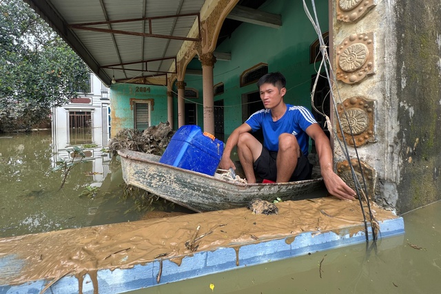 Nước sông Cầu đã rút, 'rốn lũ' Hà Nội vẫn ngập sâu- Ảnh 2.