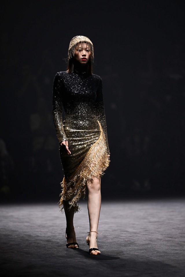 Hoàng Thùy dát vàng, hóa nữ thần tại Tuần lễ thời trang Thượng Hải- Ảnh 7. Hoàng Thùy dát vàng, hóa nữ thần tại Tuần lễ thời trang Thượng Hải- Ảnh 7.