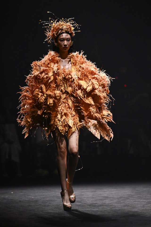 Hoàng Thùy dát vàng, hóa nữ thần tại Tuần lễ thời trang Thượng Hải- Ảnh 4. Hoàng Thùy dát vàng, hóa nữ thần tại Tuần lễ thời trang Thượng Hải- Ảnh 4.