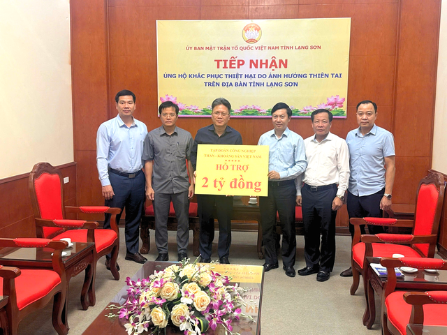 TKV trao 10,7 tỉ đồng hỗ trợ 4 tỉnh khắc phục hậu quả mưa lũ bão Matmo- Ảnh 2.