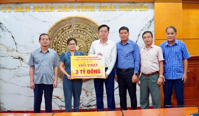 TKV trao 10,7 tỉ đồng hỗ trợ 4 tỉnh khắc phục hậu quả mưa lũ bão Matmo- Ảnh 3.