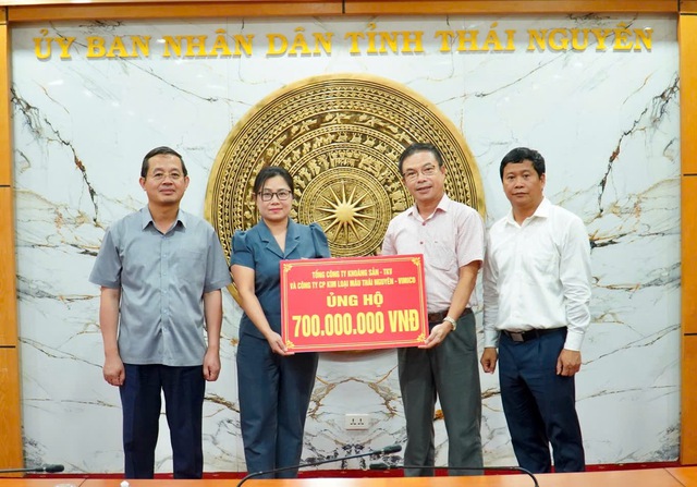 TKV trao 10,7 tỉ đồng hỗ trợ 4 tỉnh khắc phục hậu quả mưa lũ bão Matmo- Ảnh 5.