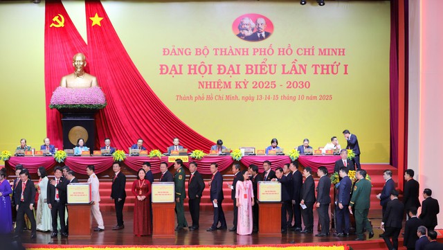 Đại biểu dự Đại hội Đảng bộ TP.HCM ủng hộ đồng bào bị thiệt hại mưa lũ - Ảnh 2.