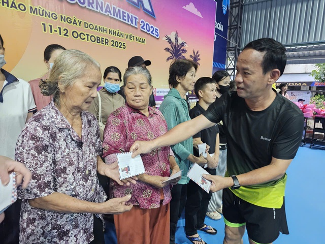 Giải pickleball đấu giá cây vợt nhà vô địch Phúc Huỳnh, ủng hộ đồng bào bị lũ lụt- Ảnh 1. Giải pickleball đấu giá cây vợt nhà vô địch Phúc Huỳnh, ủng hộ đồng bào bị lũ lụt- Ảnh 1.