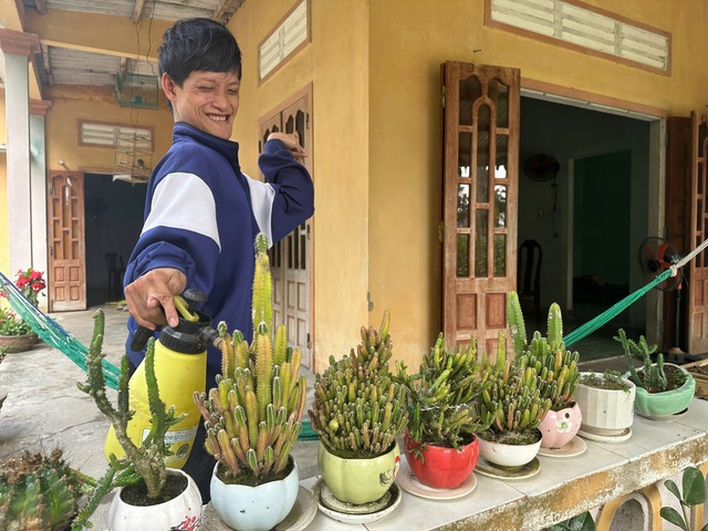 Hành trình 13 năm của chàng trai viết chữ bằng chân và tình yêu của mẹ - Ảnh 5. Hành trình 13 năm của chàng trai viết chữ bằng chân và tình yêu của mẹ - Ảnh 5.