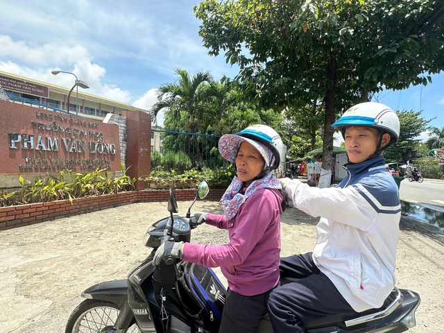 Hành trình 13 năm của chàng trai viết chữ bằng chân và tình yêu của mẹ - Ảnh 6. Hành trình 13 năm của chàng trai viết chữ bằng chân và tình yêu của mẹ - Ảnh 6.