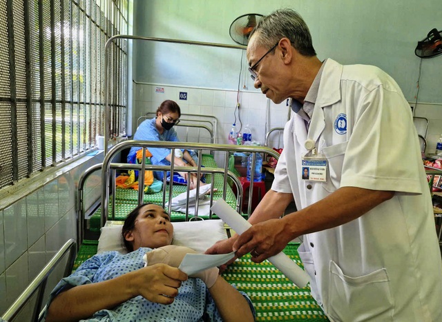 Hai giađình bị tai nạn khi đi khám bệnh: 'Mở mắt ra còn lại đống hoang tàn' - Ảnh 1.