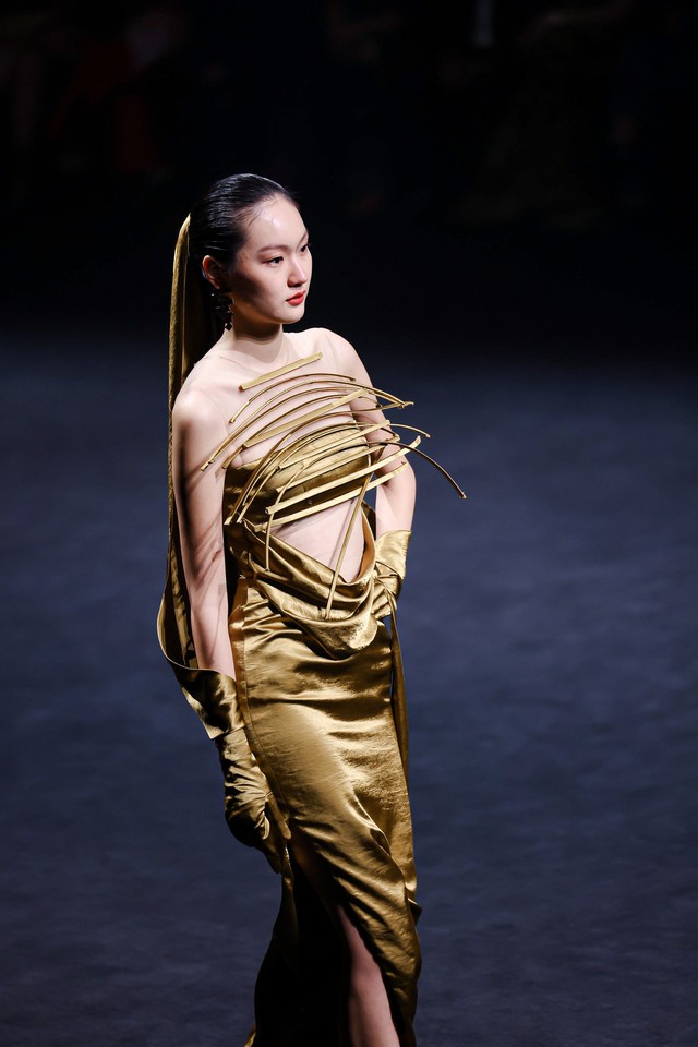 Hoàng Thùy dát vàng, hóa nữ thần tại Tuần lễ thời trang Thượng Hải- Ảnh 5. Hoàng Thùy dát vàng, hóa nữ thần tại Tuần lễ thời trang Thượng Hải- Ảnh 5.