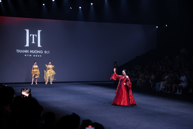 Hoàng Thùy dát vàng, hóa nữ thần tại Tuần lễ thời trang Thượng Hải- Ảnh 2. Hoàng Thùy dát vàng, hóa nữ thần tại Tuần lễ thời trang Thượng Hải- Ảnh 2.