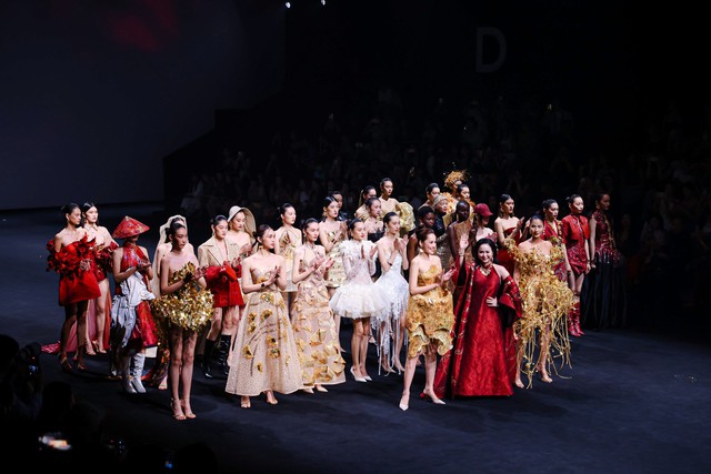 Hoàng Thùy dát vàng, hóa nữ thần tại Tuần lễ thời trang Thượng Hải- Ảnh 9. Hoàng Thùy dát vàng, hóa nữ thần tại Tuần lễ thời trang Thượng Hải- Ảnh 9.