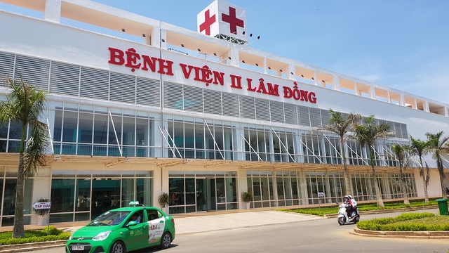 Bệnh nhân nhảy lầu bệnh viện xuống đất được chuyển đến bệnh viện Chợ Rẫy- Ảnh 1. Bệnh nhân nhảy lầu bệnh viện xuống đất được chuyển đến bệnh viện Chợ Rẫy- Ảnh 1.