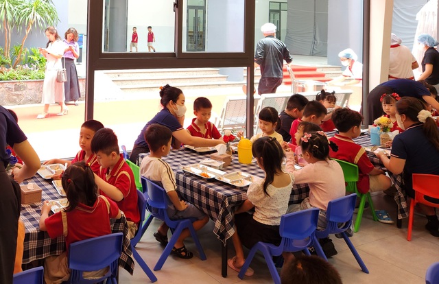 Nên cho con học mầm non công lập hay tư thục? - Ảnh 2.