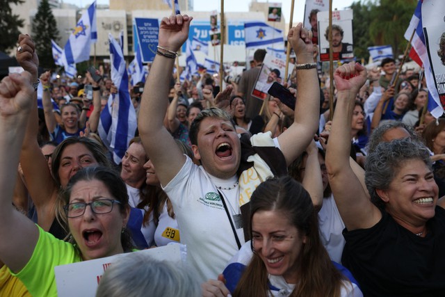 Người Israel, Palestine vỡ òa chào đón con tin, tù nhân trở về - Ảnh 1.