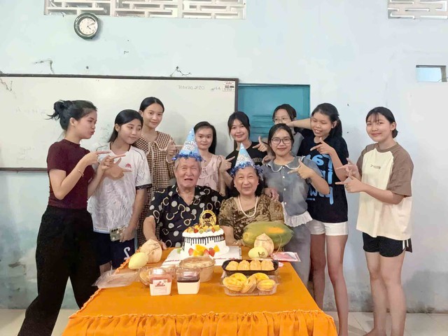 Lan tỏa trên mạng xã hội: Buổi sinh nhật ấm áp của cụ ông- Ảnh 3. Lan tỏa trên mạng xã hội: Buổi sinh nhật ấm áp của cụ ông- Ảnh 3.