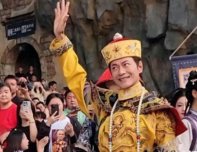 'Đường Tăng' Giang Hoa chật vật xuống phố mưu sinh - Ảnh 2.