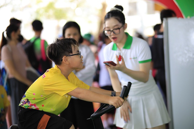 FE CREDIT truyền cảm hứng 'sống khỏe - tài chính chủ động' tại Marathon Đất Sen Hồng 2025- Ảnh 2. FE CREDIT truyền cảm hứng 'sống khỏe - tài chính chủ động' tại Marathon Đất Sen Hồng 2025- Ảnh 2.