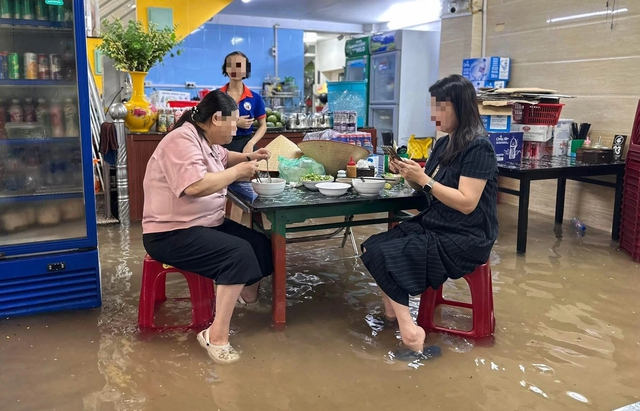 Hải Phòng chìm trong nước sau cơn mưa lớn , giao thông hỗn loạn - Ảnh 1. Hải Phòng chìm trong nước sau cơn mưa lớn , giao thông hỗn loạn - Ảnh 1.
