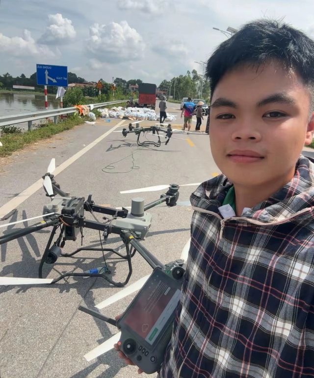 Mang gần 400 triệu đồng giúp người vùng lũ vì lý do đặc biệt- Ảnh 1.