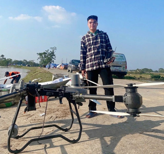 Mang gần 400 triệu đồng giúp người vùng lũ vì lý do đặc biệt- Ảnh 2.