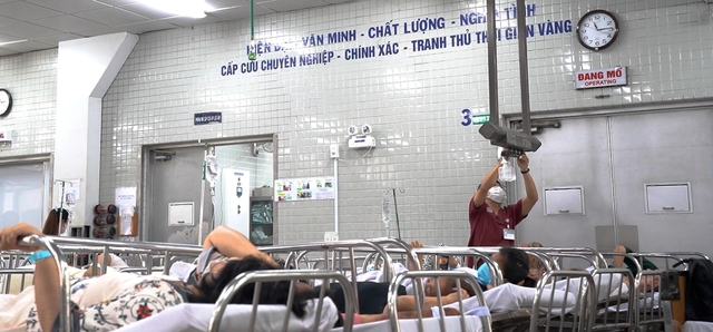 Bệnh viện Chợ Rẫy dùng 'lá chắn' mới trong kiểm soát nhiễm khuẩn, bảo vệ bệnh nhân - Ảnh 1.